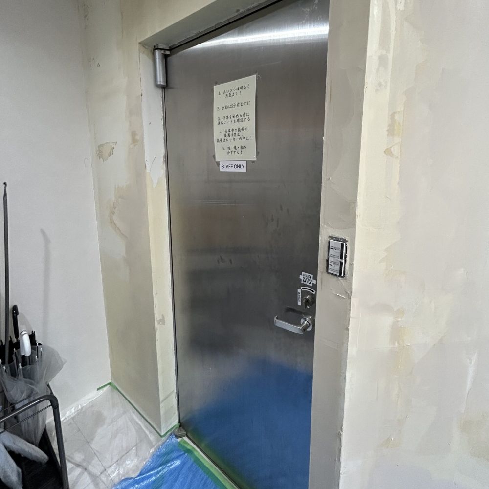 施工前の事務所入り口部分