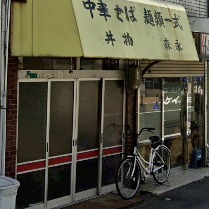 リノベーション前の外観。一部が飲食店として使われていた大阪市港区の長屋