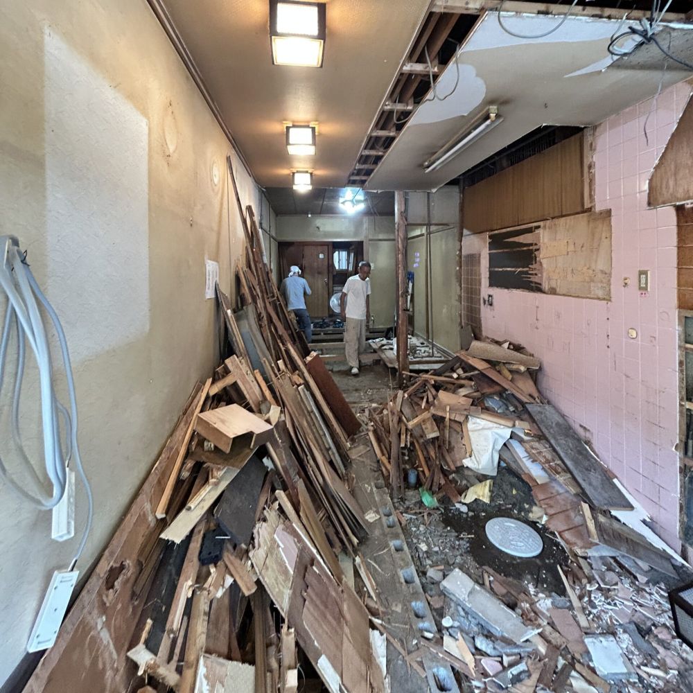 解体中の店舗内部。飲食店だった店内
