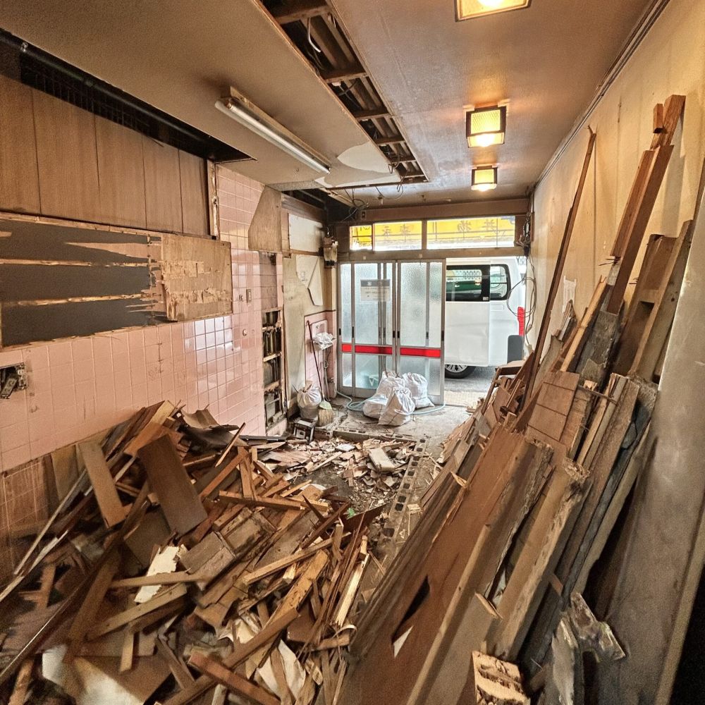 解体中の木材が散乱している店舗部分