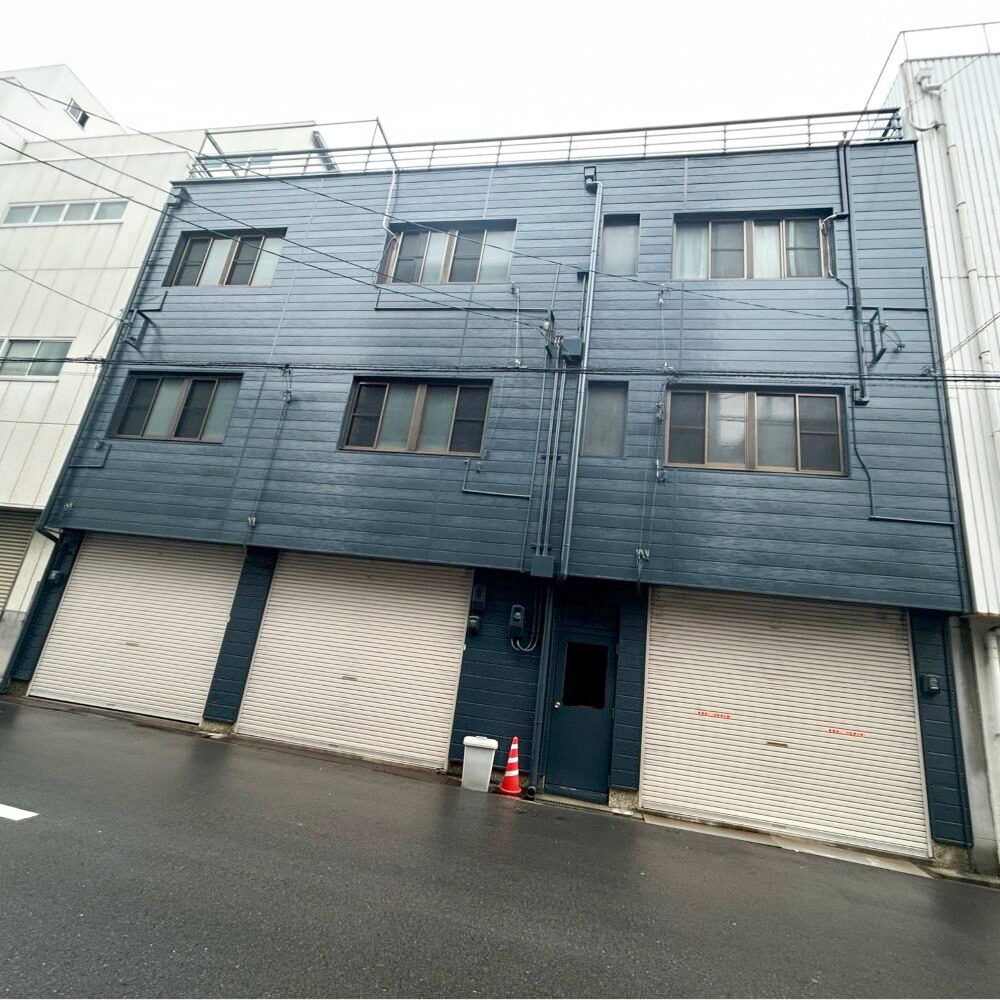 人とは違う一棟へ。深緑×青の重厚感ある色で仕上げた外壁塗装工事｜大阪市西区