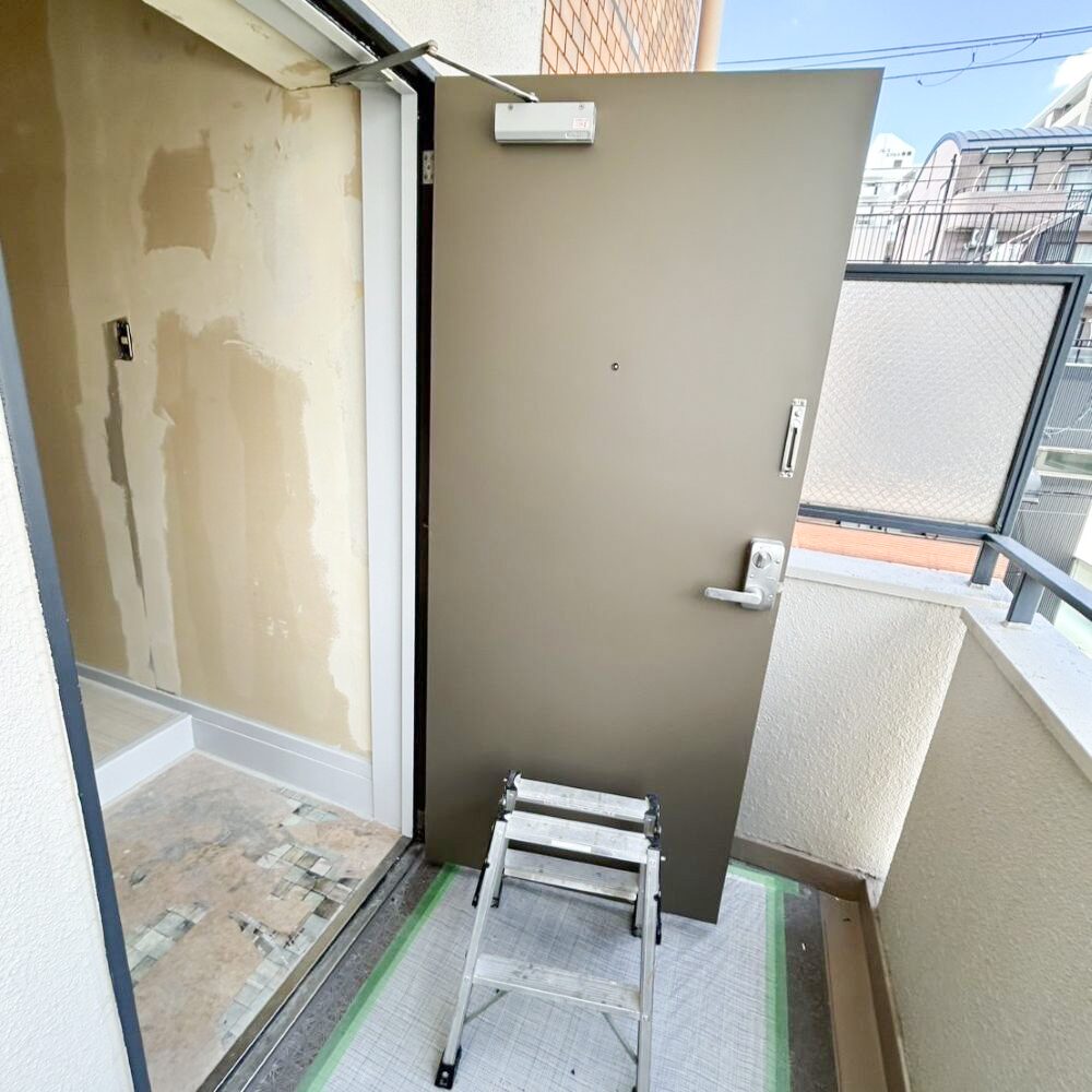 ダイノックシート工事でキレイになった玄関ドア