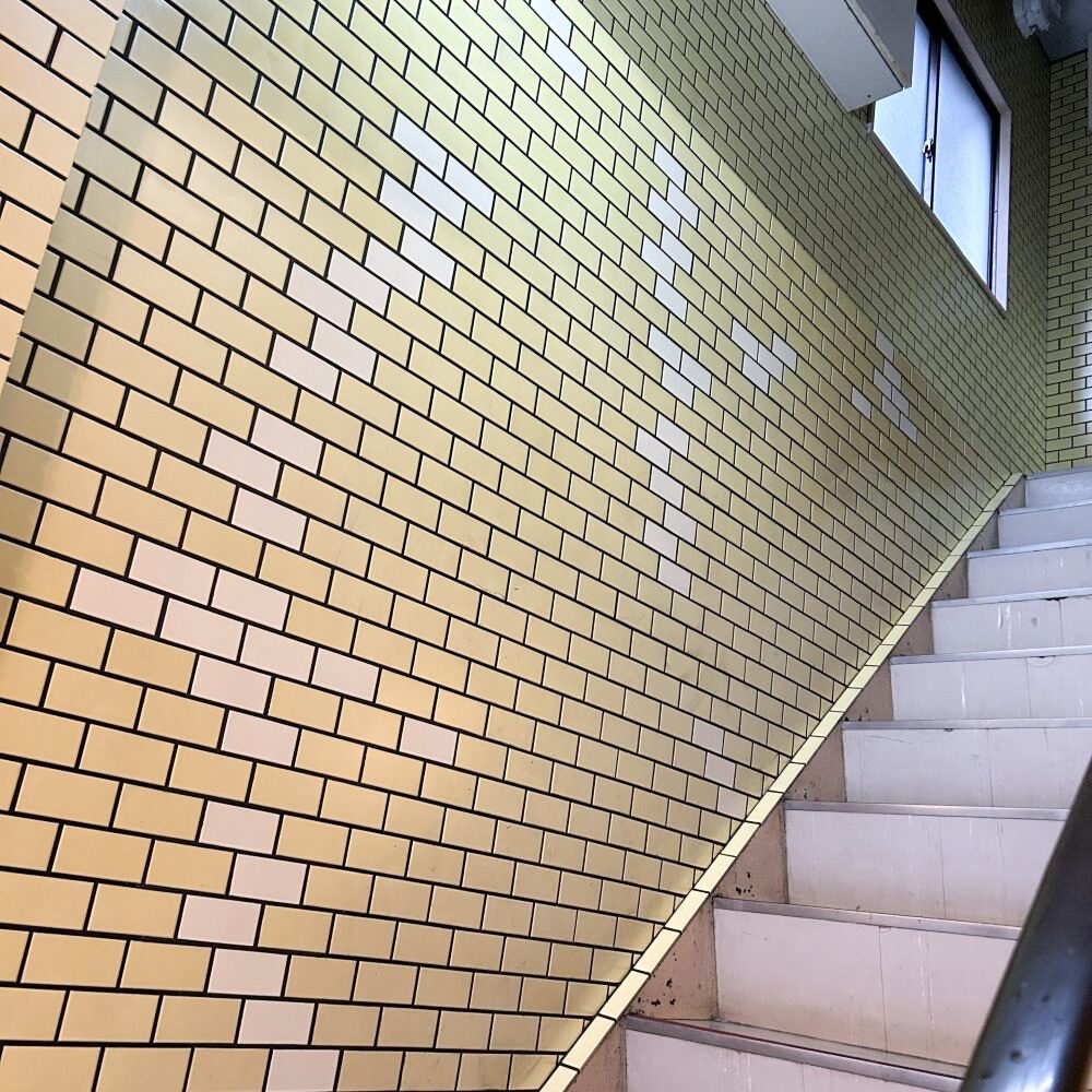 割れて落ちたタイルを安全に補修。色を変えてデザインのアクセントに｜大阪市港区