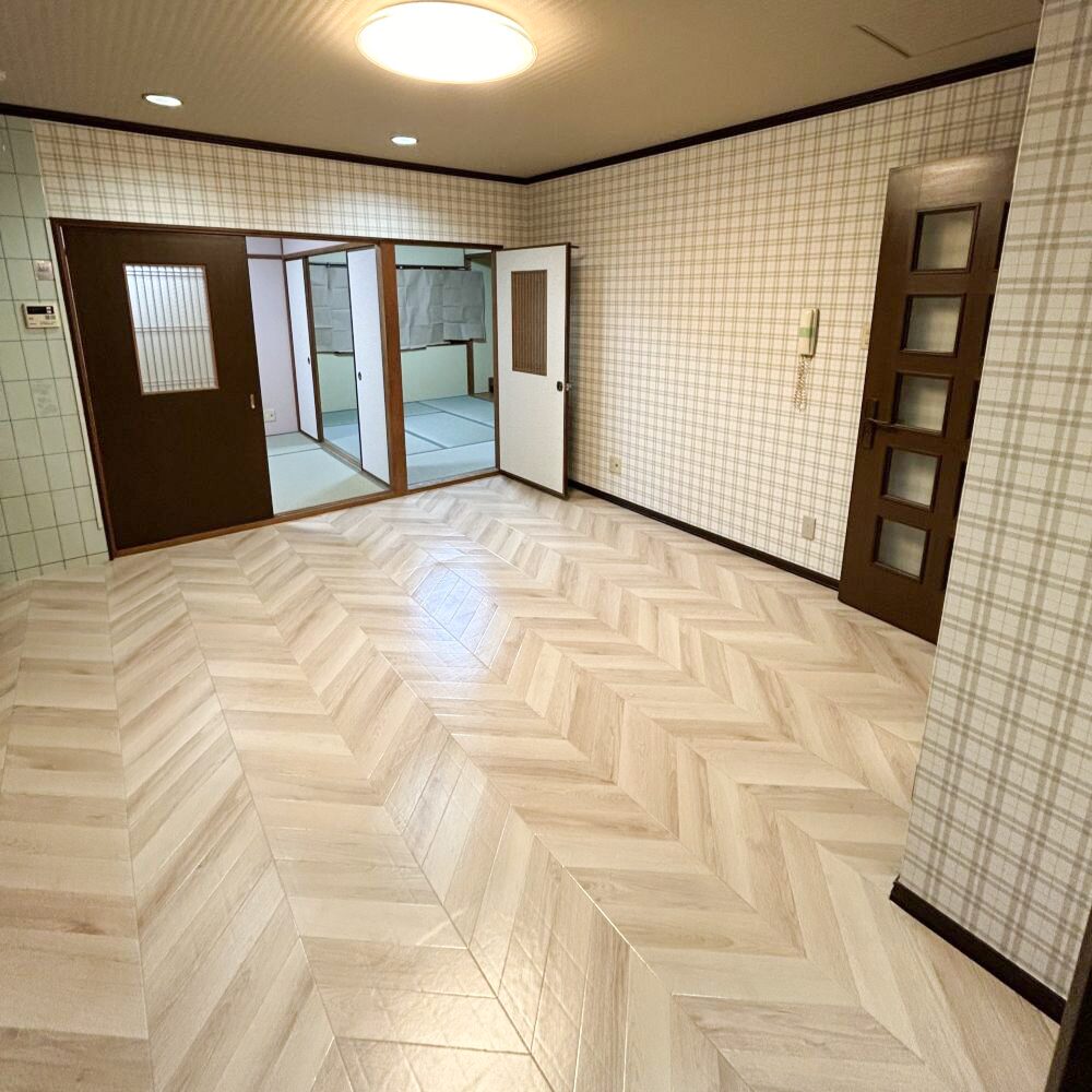 暗かった賃貸マンションを、コストを抑えて明るくキレイに。床CFと畳・ふすまの表層リフォーム｜大阪市港区