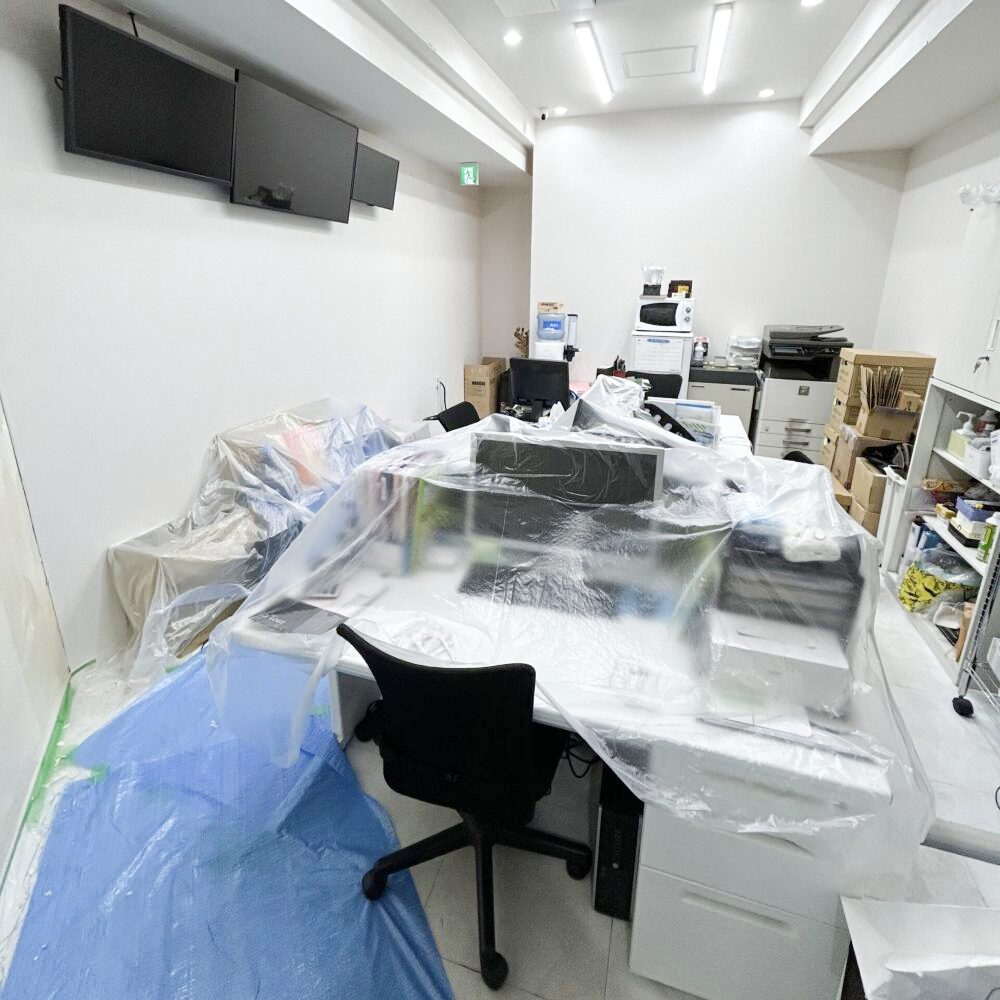 施工後：養生シートがかかっている事務所