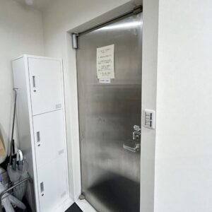 剥がれてきたクロスを下地から貼り替え。吹き抜けエントランスもキレイに｜大阪市中央区
