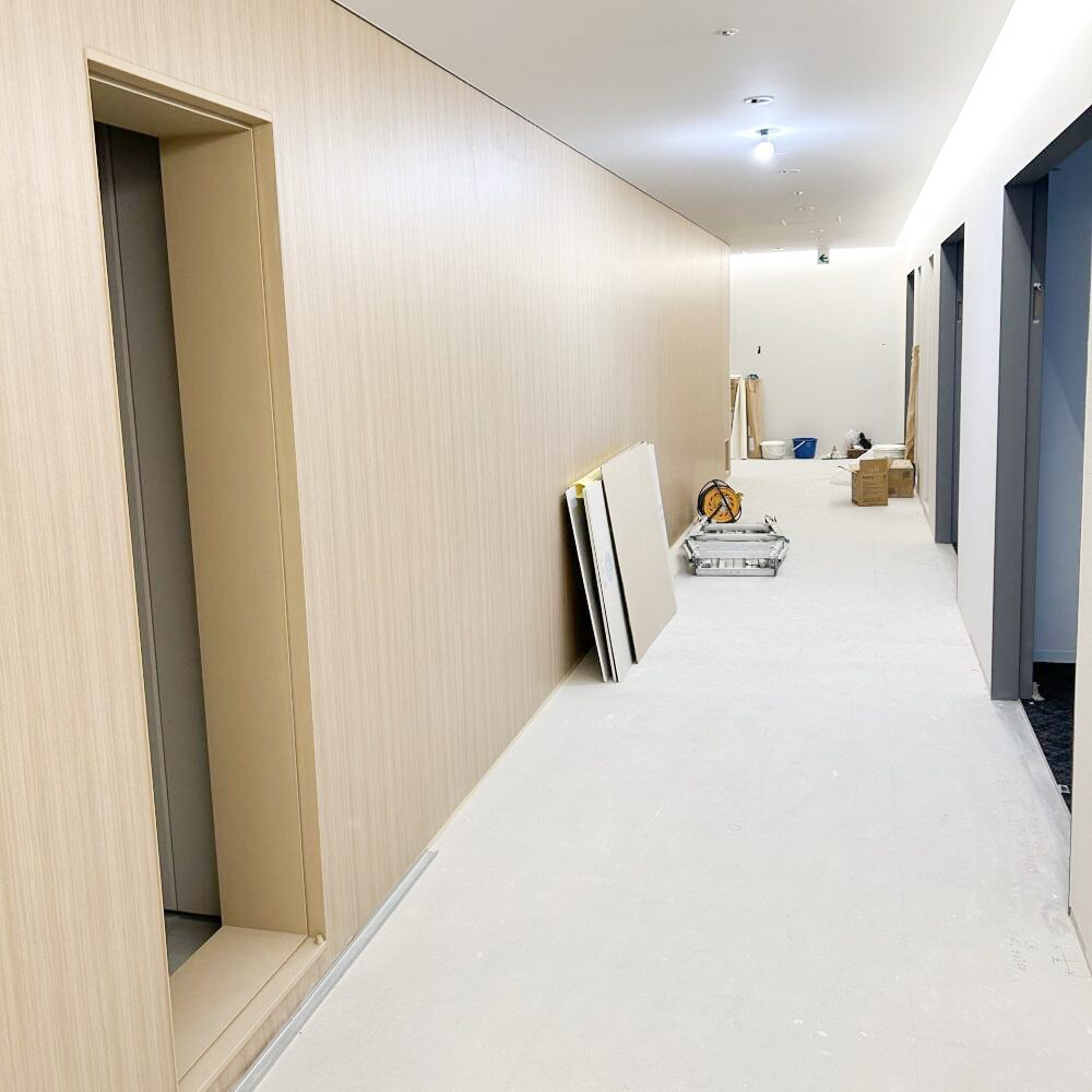 【梅田】新築テナントビル 共用廊下をハードクロス（木目調）で上質に|
大阪市北区