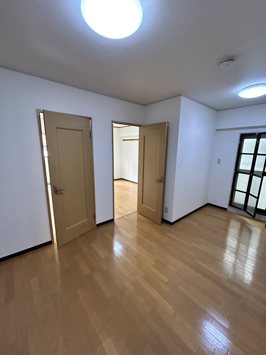リビングダイニング。木目の床と古い建具が並ぶ、改装前の居室空間（神戸市東灘区・施工前）