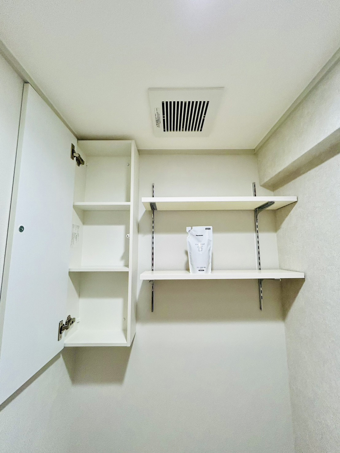 トイレ。壁面に可動棚を新設し、上部の収納力を高めたトイレまわり（神戸市東灘区・施工後）