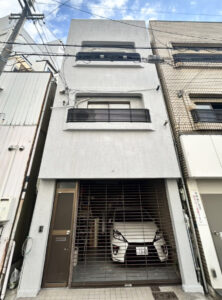 塗装仕上げに一新した3階建て戸建ての外壁全景。タイルを撤去しグレー基調のシックな外観に仕上げた正面（大阪市東住吉区・施工後）