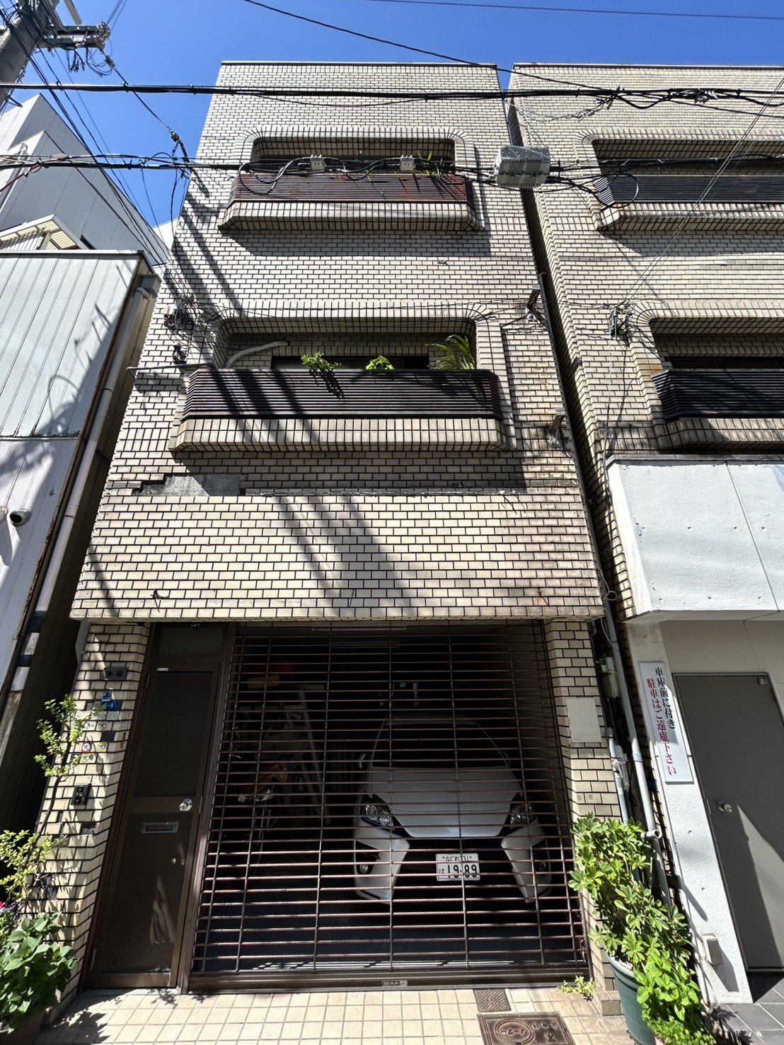 改装前の外壁タイル。経年でタイルが剥がれ落ち、補修が必要になっていた3階建て戸建ての正面（大阪市東住吉区・施工前）