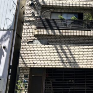 改装前の外壁タイル。経年でタイルが剥がれ落ちている様子