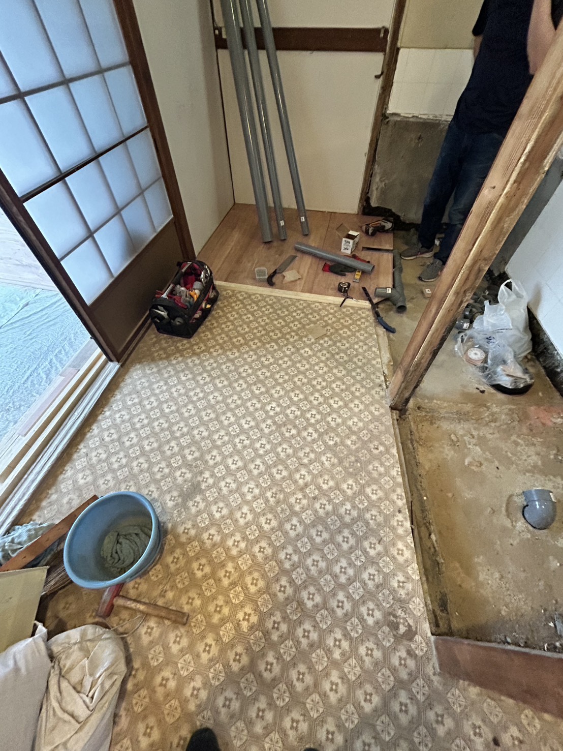水まわりの解体・配管工事の様子。壁から立ち上げた給水給湯管と排水管（大阪市西区）