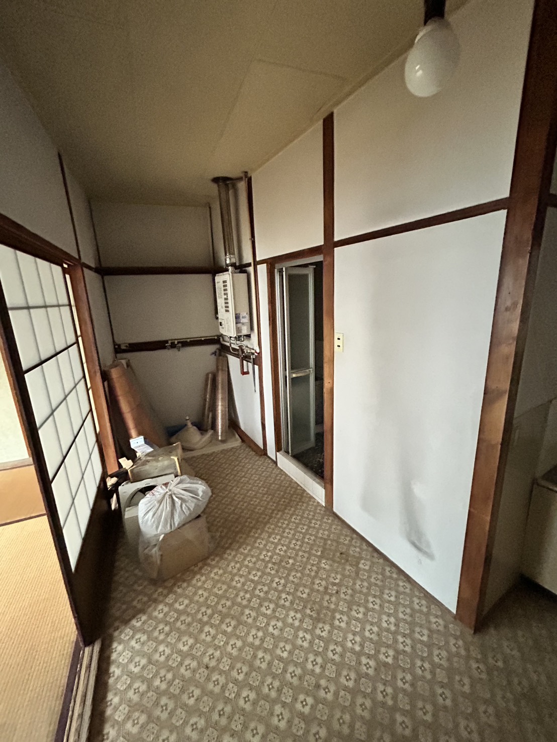 床の解体・配管工事前。古い室内の様子（大阪市西区）