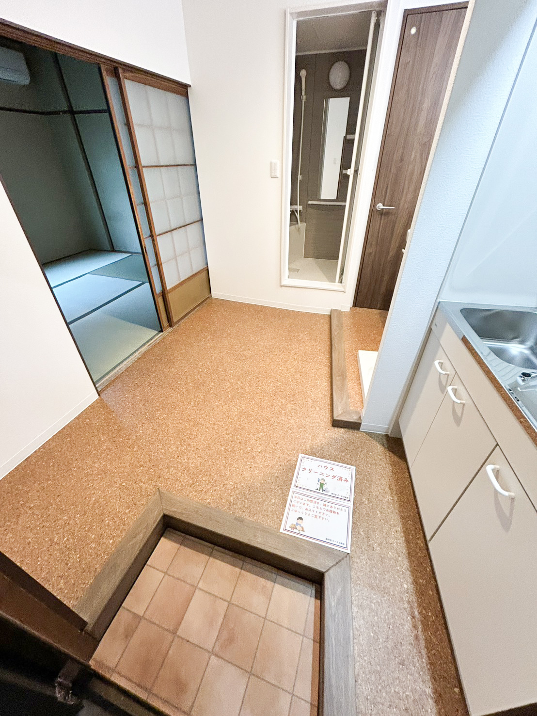 リノベーション後のダイニングキッチン。明るい床とクロスで広く見せた賃貸向けのDKスペース（大阪市西区・施工後）