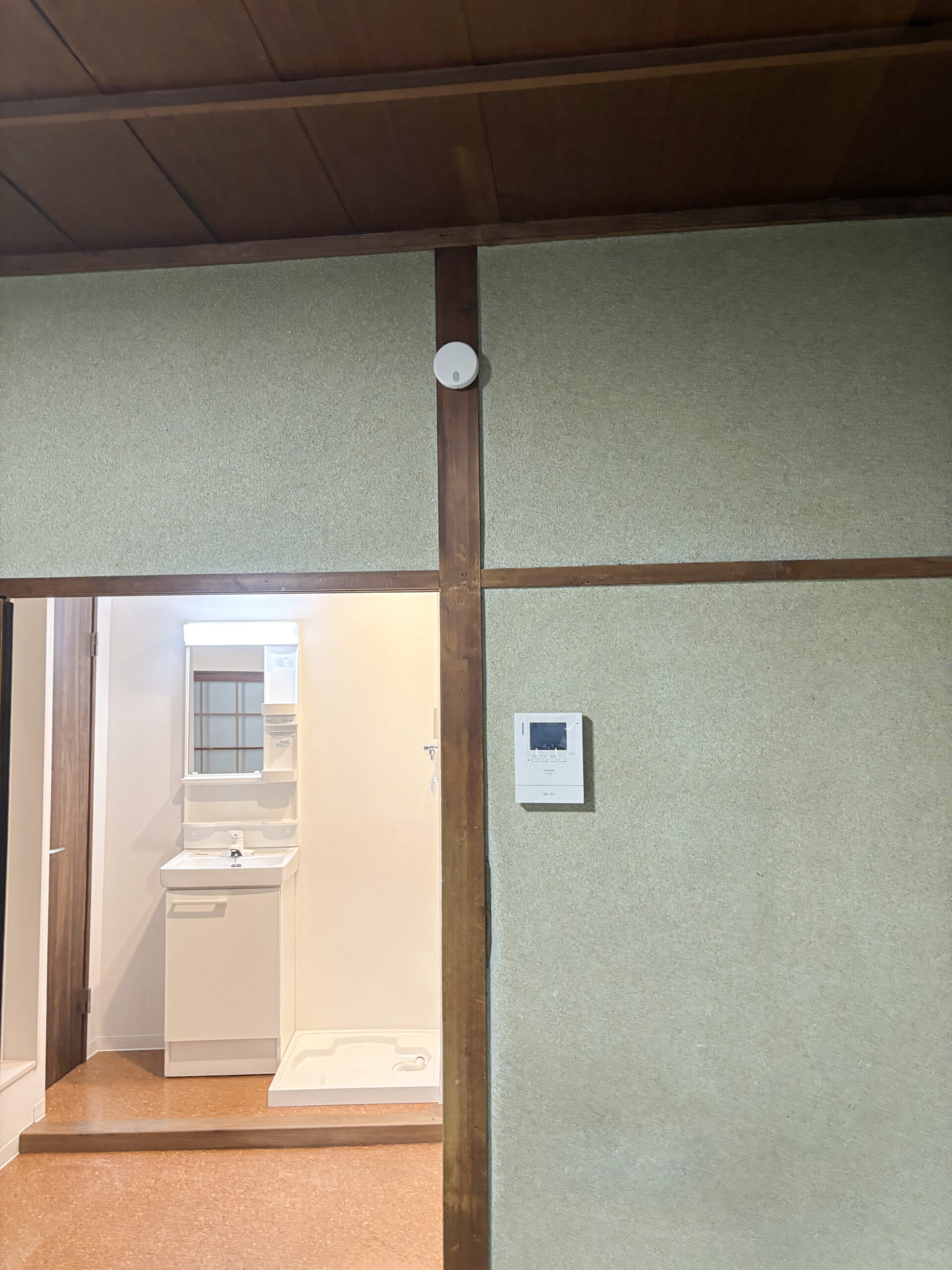 結露で傷んだ壁を下地から作り直し、和柄の木目クロスをアクセントにした和室（大阪市西区・施工後）