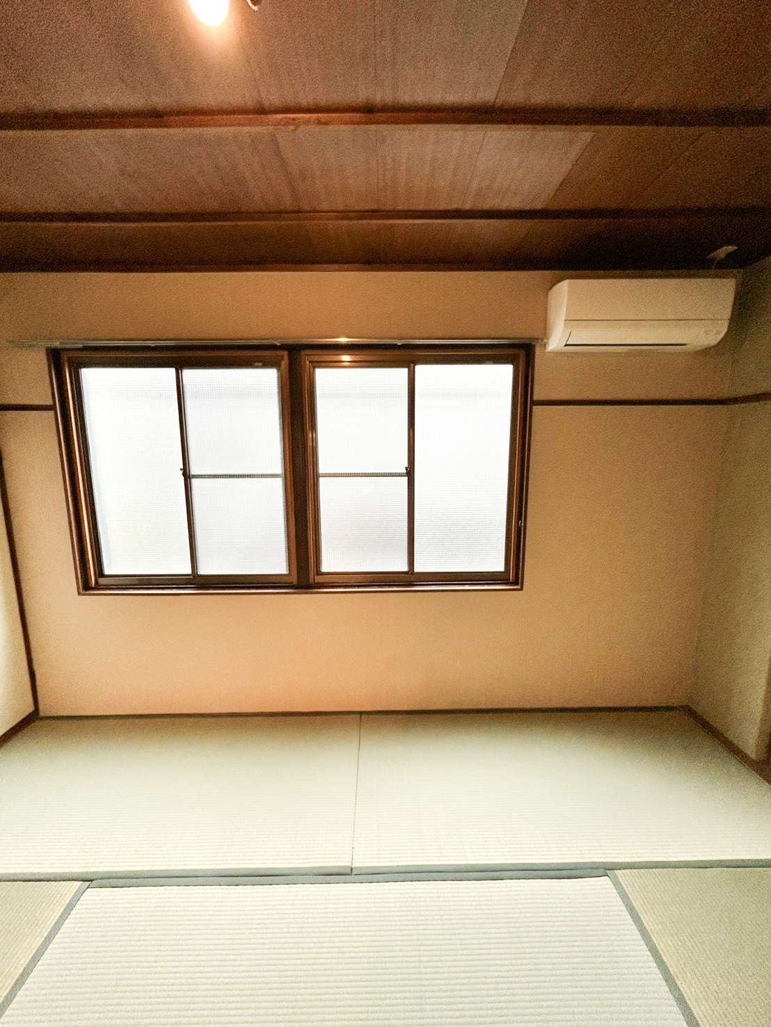 明るく仕上げた和室の窓まわり。エアコンを備えた賃貸向けのたたみの部屋（大阪市西区・施工後）