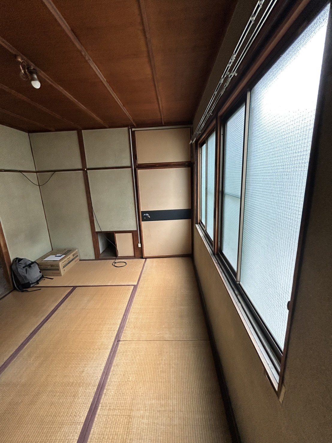 改装前の和室。砂壁と傷んだ天井が残る、空き家状態のたたみの部屋（大阪市西区）