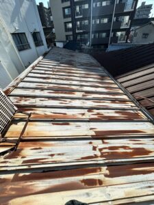 改装前の金属屋根。全体に錆が広がり、赤茶色に劣化していた塗り替え前の屋根（大阪市東住吉区・施工前）