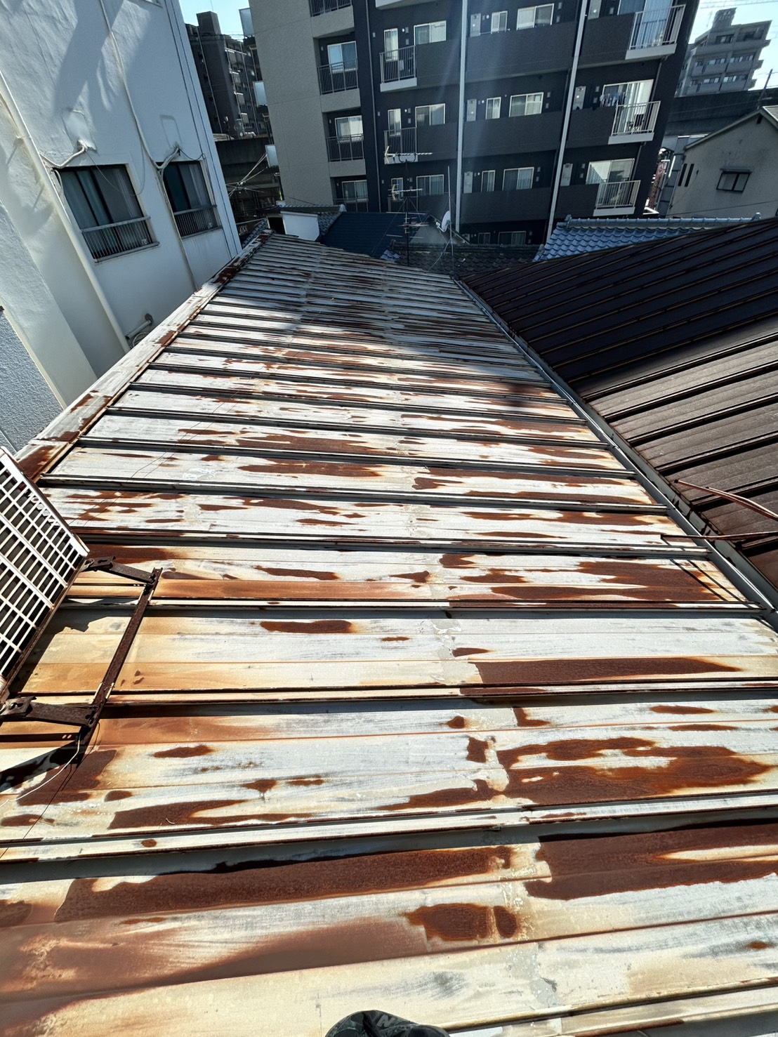 改装前の金属屋根。全体に錆が広がり、赤茶色に劣化していた塗り替え前の屋根（大阪市東住吉区・施工前）