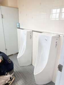 新しく交換した小便器2台。センサー洗浄式のTOTO製小便器を並べて設置した共用男子トイレ（神戸市東灘区・施工後）