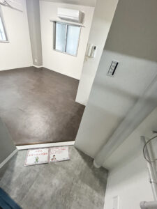 施工後の玄関土間と居室。土間をレベリングでフラットに整えてフロアタイルを張った内装工事後（大阪市浪速区）