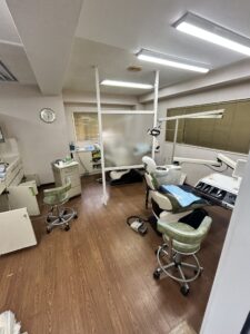 診療室。診療チェアやユニットがそのまま残る木目床の診療スペース（神戸市灘区・解体前）